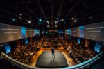 Feiras Corporativas 2025: A Fadiga Virtual Redefine o Valor do Encontro