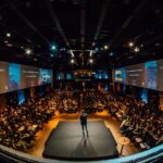 Feiras Corporativas 2025: A Fadiga Virtual Redefine o Valor do Encontro